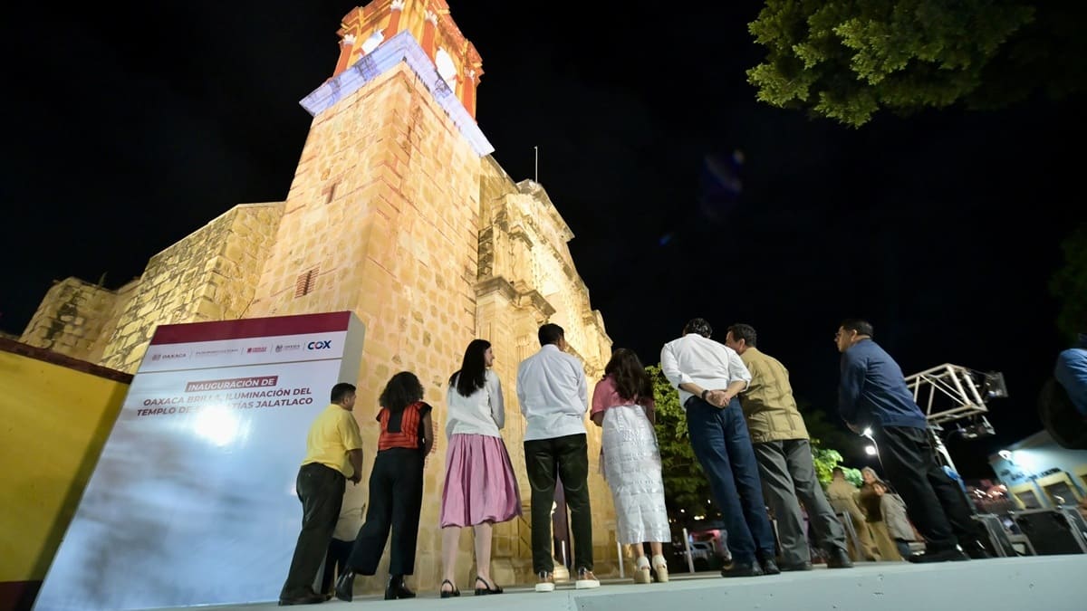 El gobernador Salomón Jara y otras personas observan la iluminación del Templo de Jalatlaco.