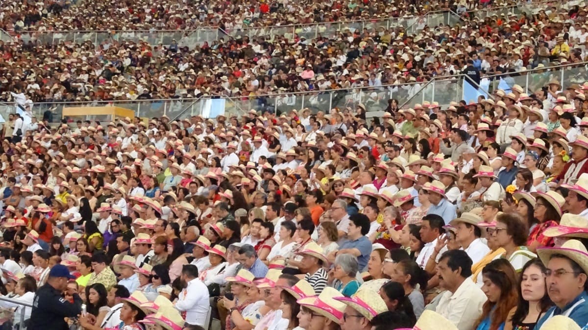 Cientos de personas observan a los danzantes durante la Guelaguetza 2026 en Oaxaca