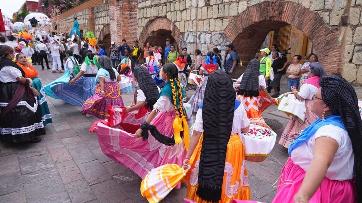 ¿Qué es el Convite de la Guelaguetza? Así fue el segundo desfile rumbo a los Lunes del Cerro 2026