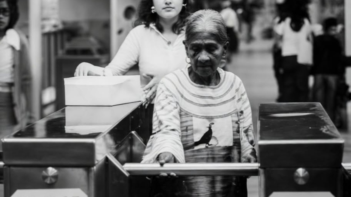 Fotografía en blanco y negro de María Sabina en el Metro de la CDMX