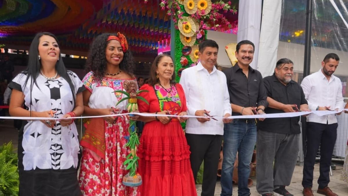 Salomón Jara Cruz cortando el listón de Tianguis Gastronómico Oaxaca de Mil Sabores