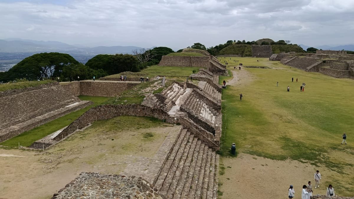 Imagen de las ruinas de Monte Albán en los Valles Centrales de Oaxaca, siendo visitado por algunos turistas