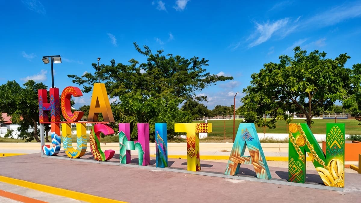 Letrero de Juchitán en la plaza principal del municipio en Oaxaca