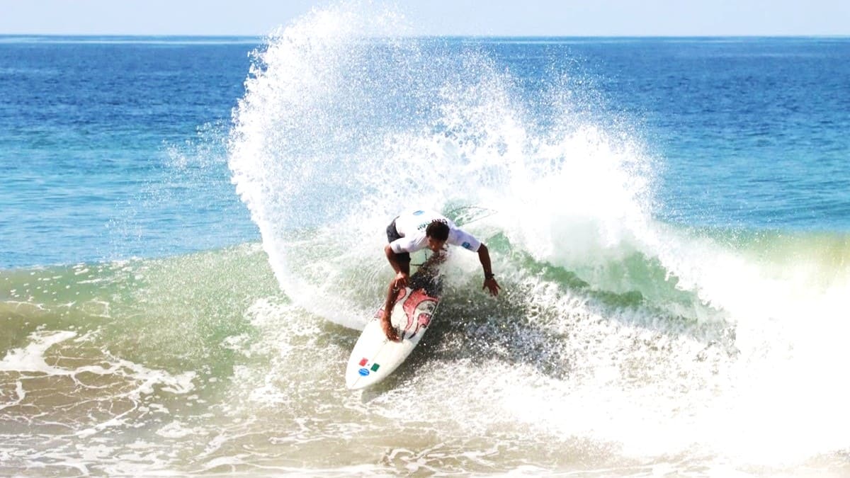 Surfista sobre una ola en Puerto Escondido, Oaxaca