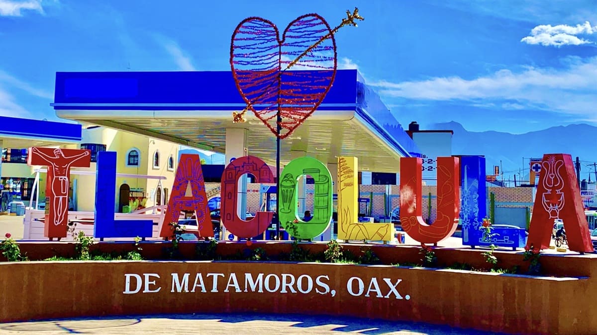 Letrero luminoso de Tlacolula de Matamoros en Oaxaca