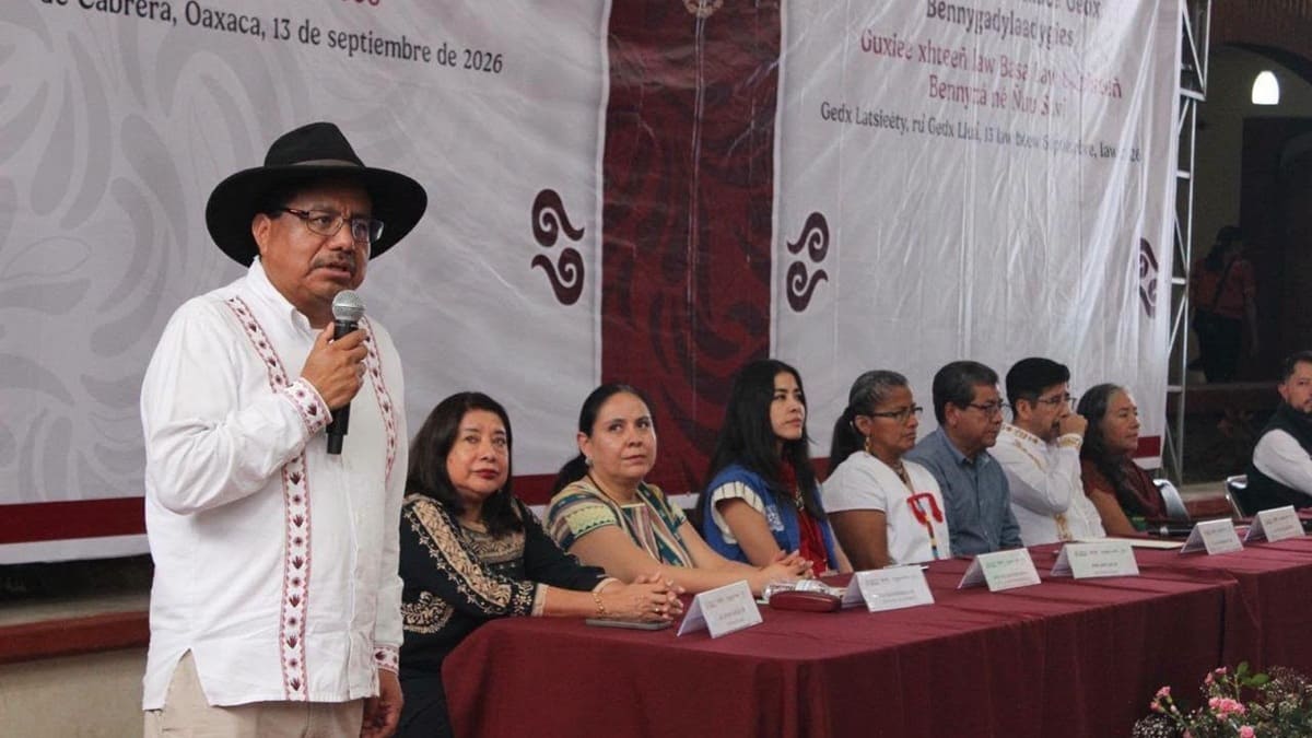 Adelfo Regino, titular del INPI, durante asambleas en Oaxaca