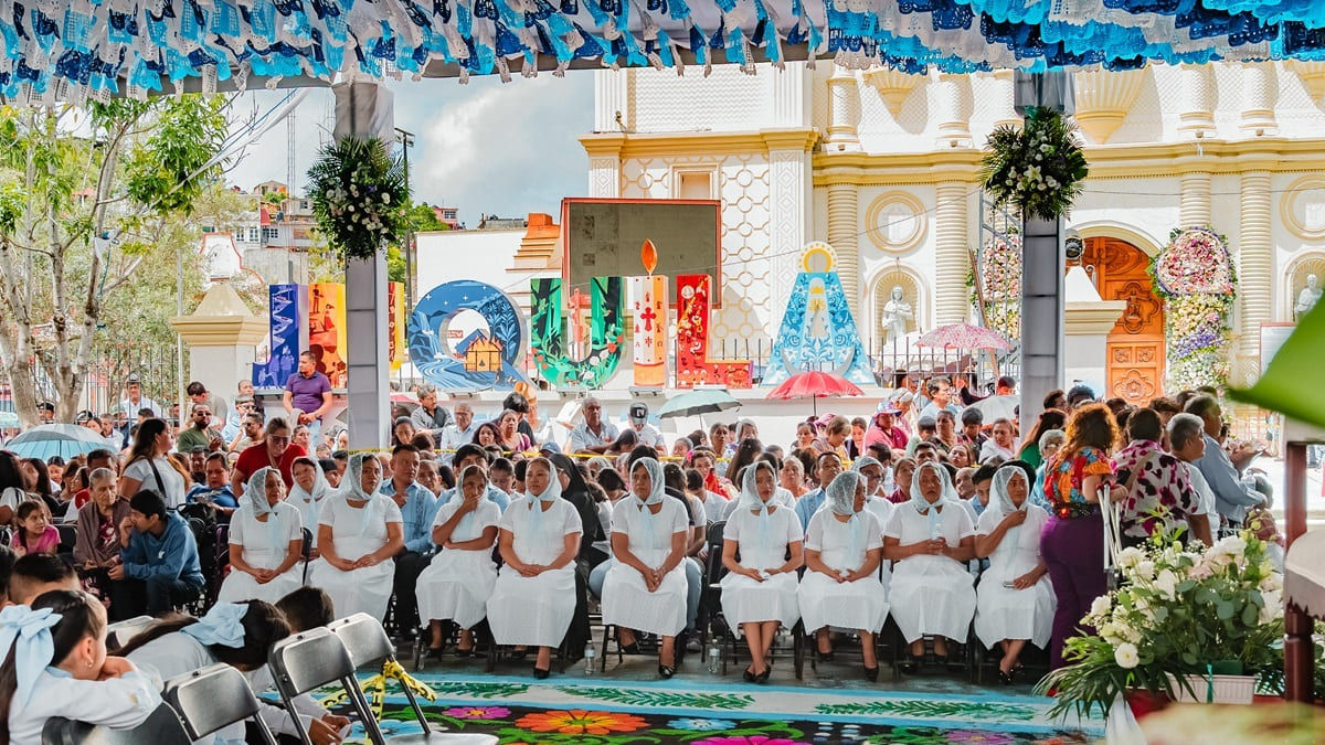 Decenas de mujeres y hombres en la celebración reliosa de Santa Catarina, Juquila