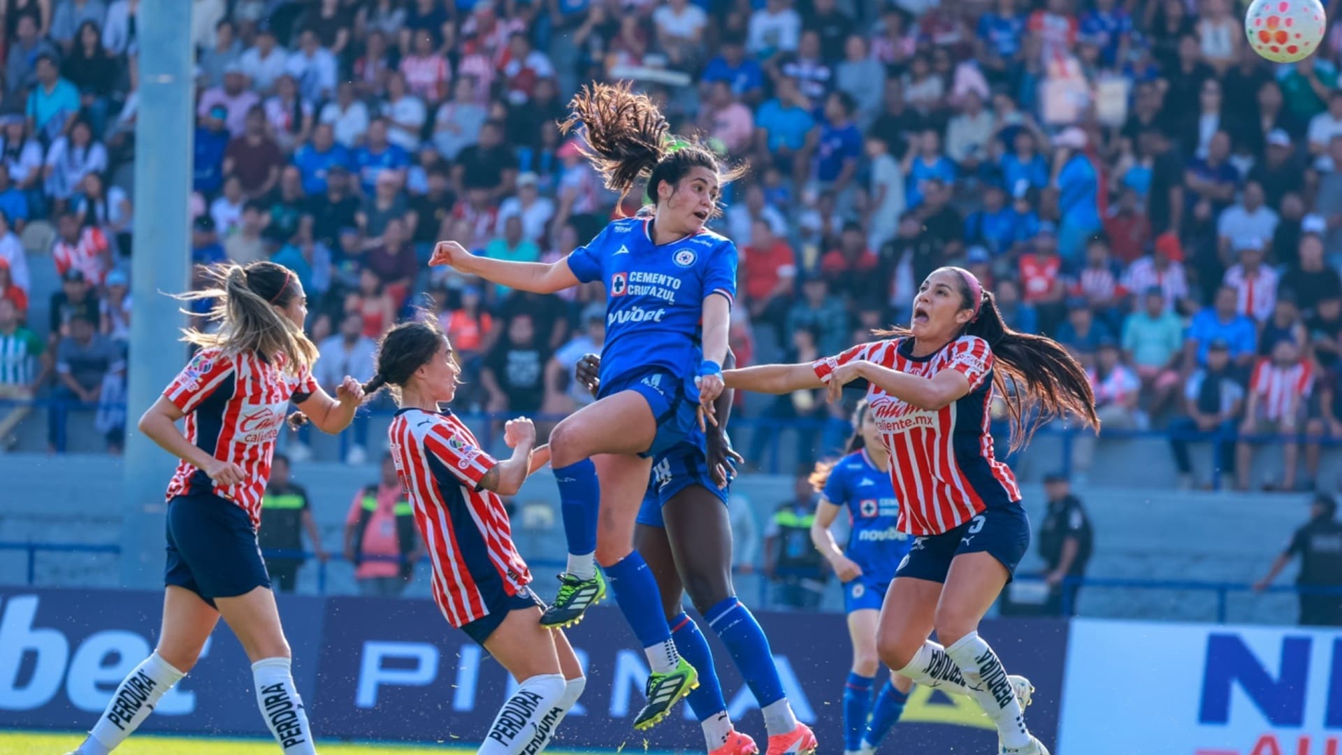 Nuevo hogar, misma garra: Cruz Azul femenil suma en su debut en el Centenario