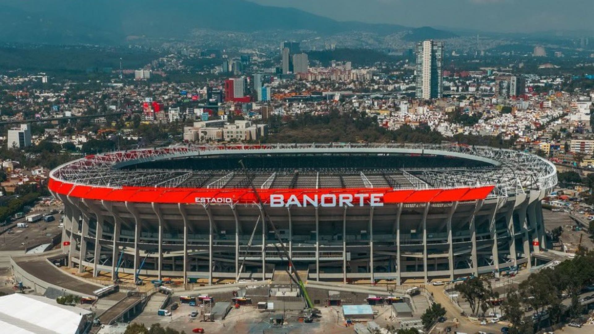 Imagen panorámica del Estadio Azteca con parte de la CDMX de fondo.