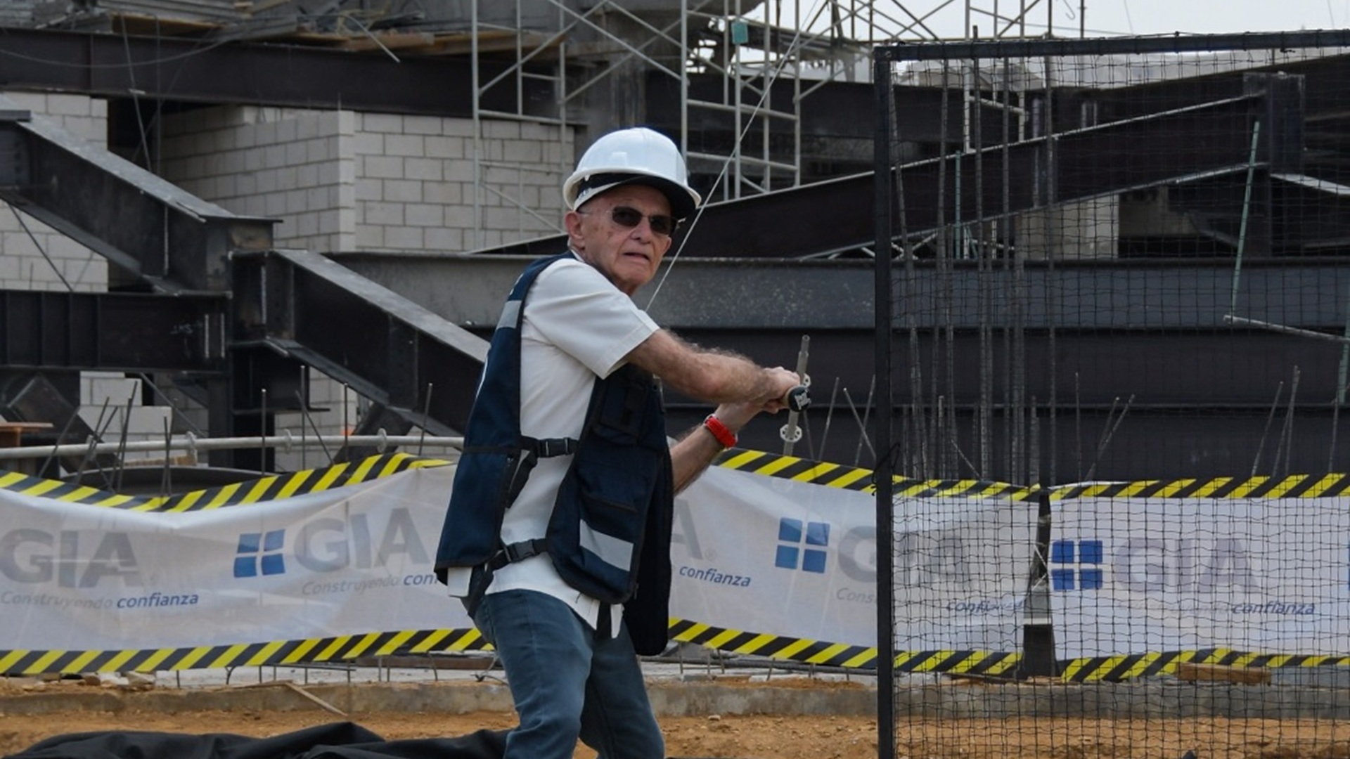 Alfredo Harp Helú con casco y bat en la obra del nuevo estadio Eduardo Vasconcelos.