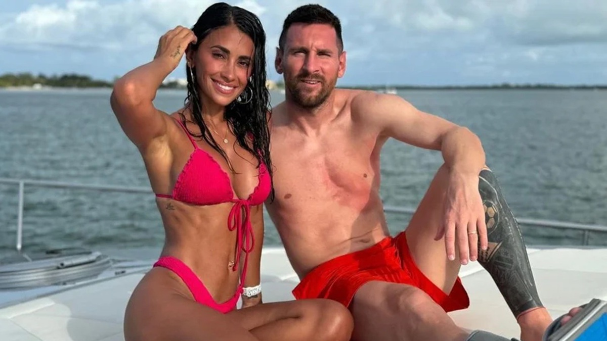 Antonela Roccuzzo y Lionel Messi con bañadores rojos en un bote en el mar