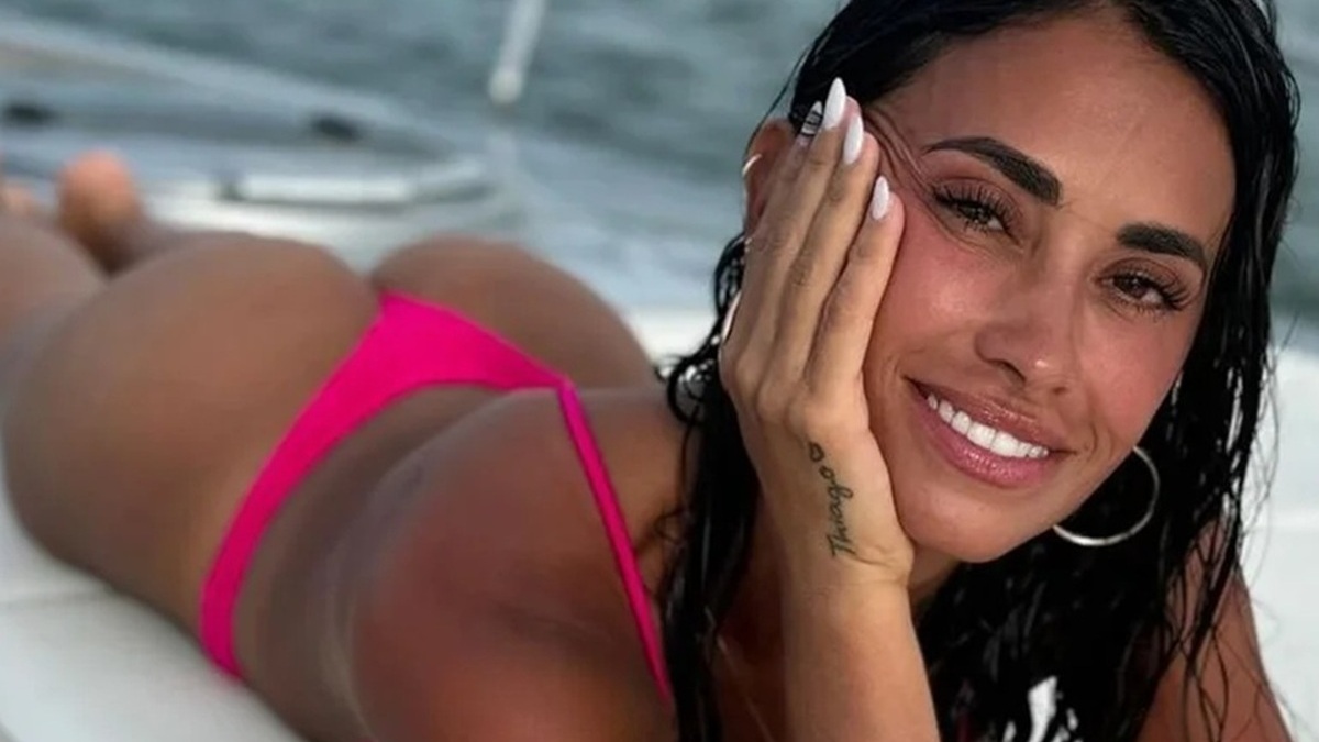Antonela Roccuzzo posa en un bote con bikini rojo