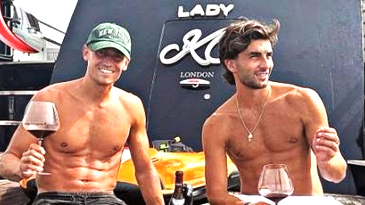 Ferran Torres y Marcos Llorente sonríen a la cámara desde una alberca en Ibiza donde toman el sol y algunas bebidas