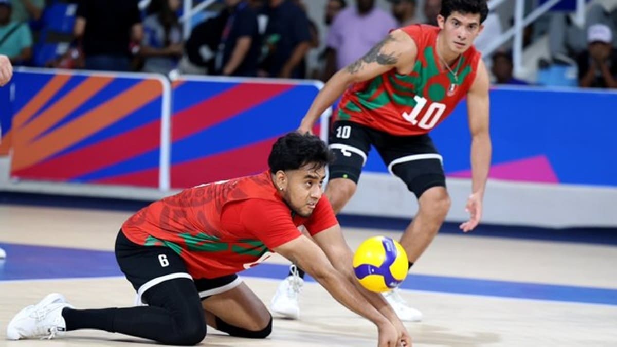 Dos atletas del equipo mexicano de voleibol en un partido