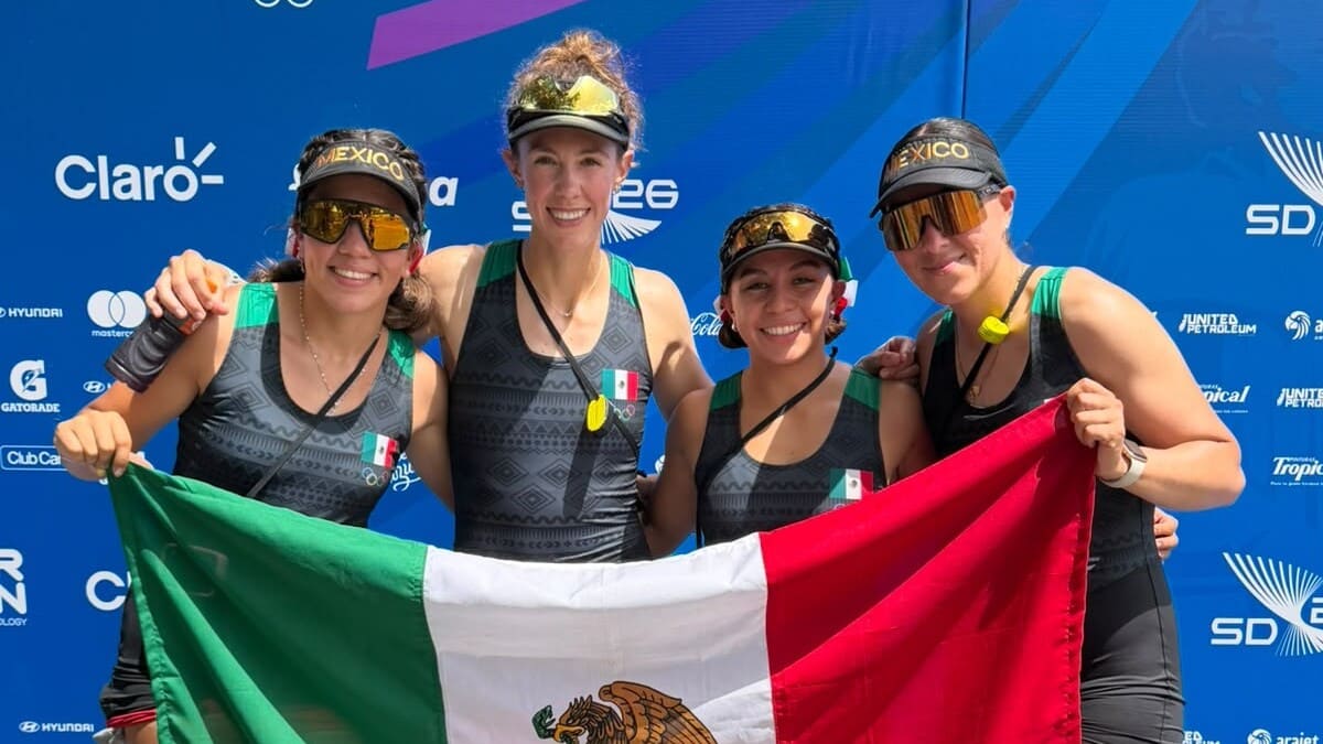 Mujeres del equipo mexicano de remo con la bandera de México