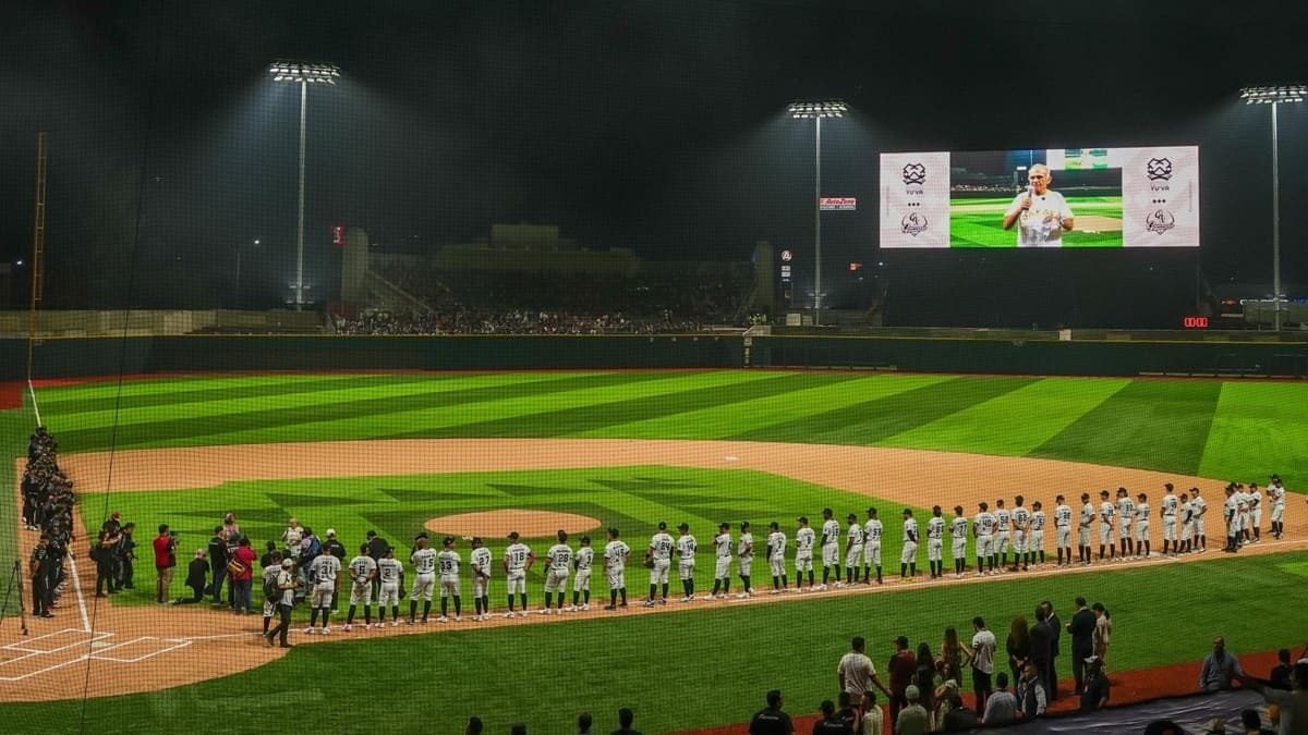 Formación de la novena de los Guerreros de Oaxaca en el Estadio Yu’va con las tribunas llenas