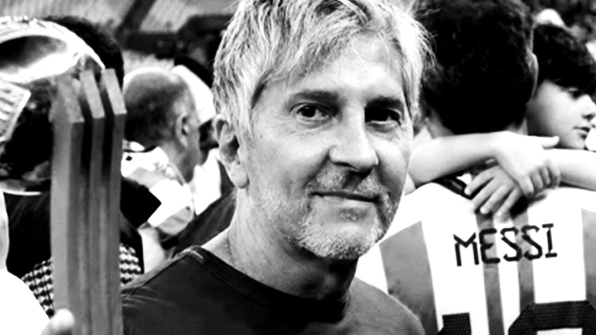 Jorge Messi, padre de Leo Messi, en una imagen en blanco y negro sosteniendo un trofeo