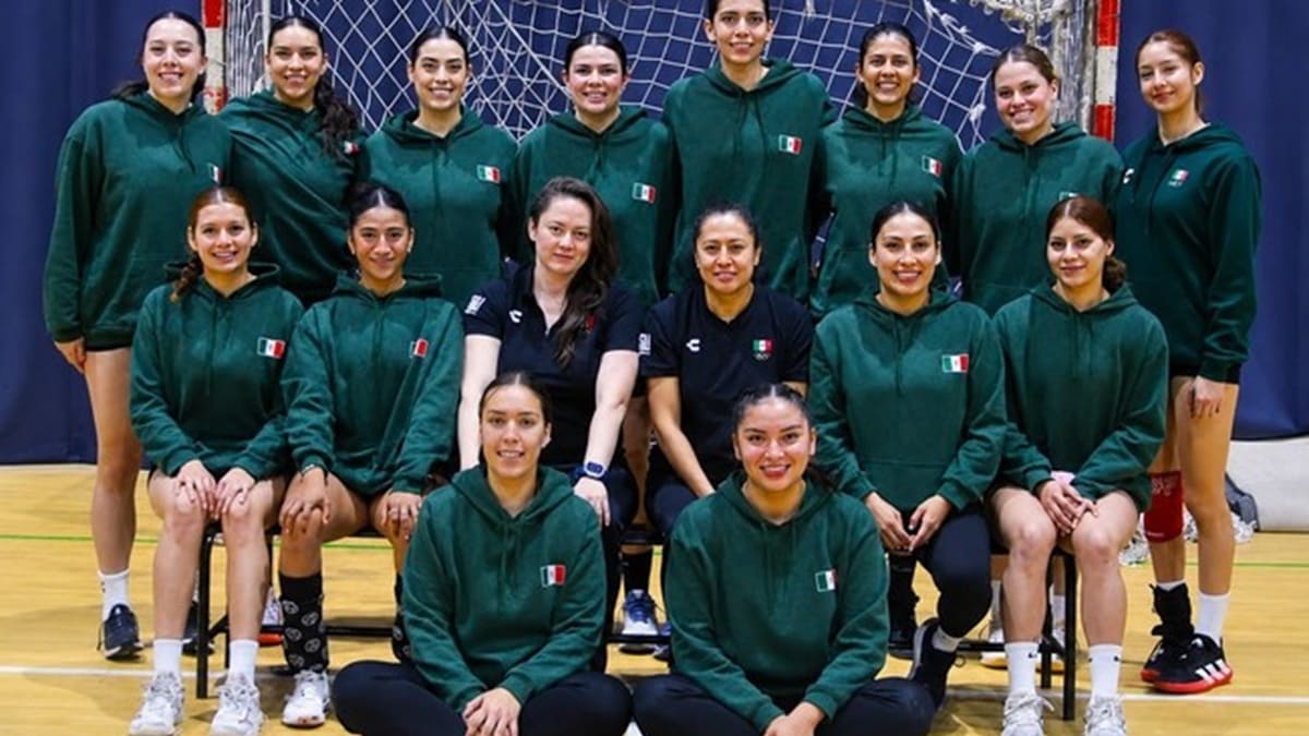 El equipo mexicano de handball sobre una cancha para tomarse la foto