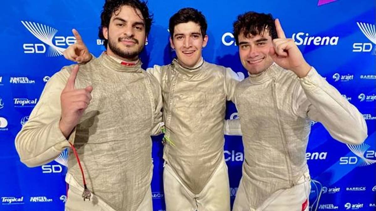 Los tres integrantes del equipo mexicano de esgrima con uniforme deportivo, abrazados y saludando a la cámara