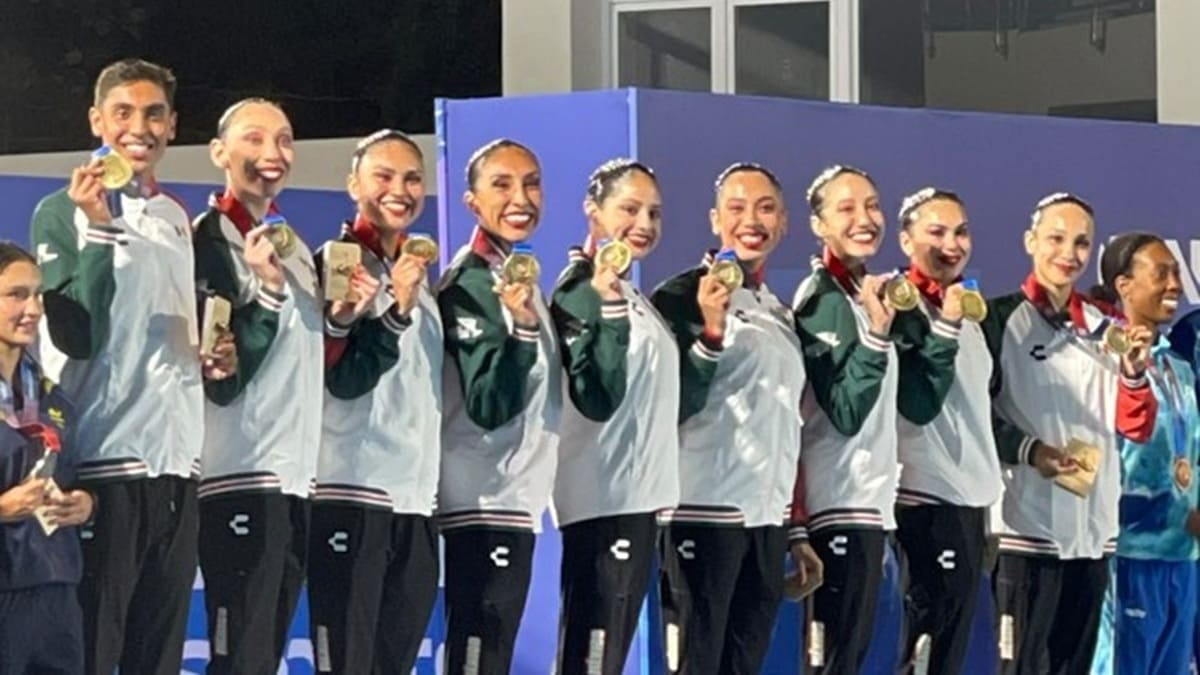 Las mujeres integrantes del equipo mexicano de natación artística exhiben sonrientes las medallas ganadas en Santo Domingo