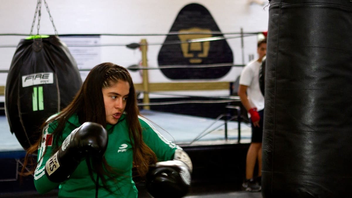 Atleta de la UNAM realizando ejercicios de boxeo