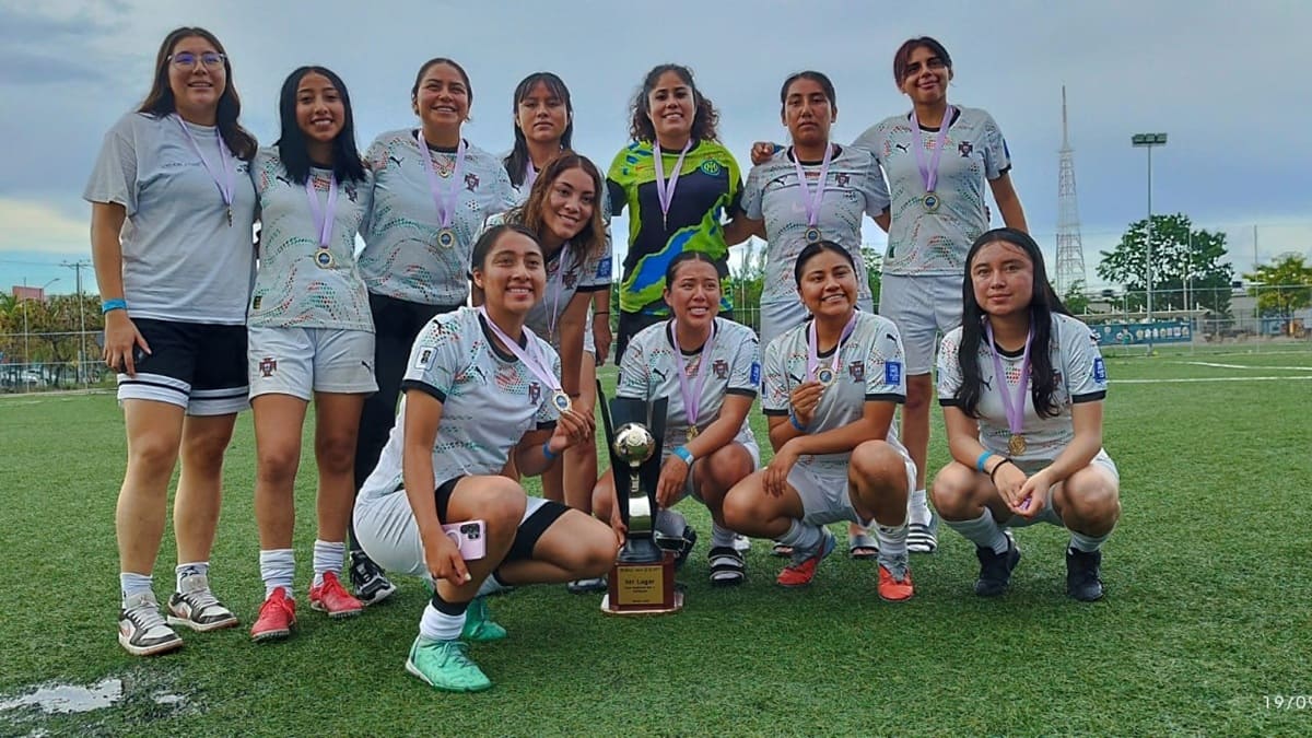 El equipo oaxaqueño de futbol junto a su trofeo de la fase regional de Mujeres LIBRES