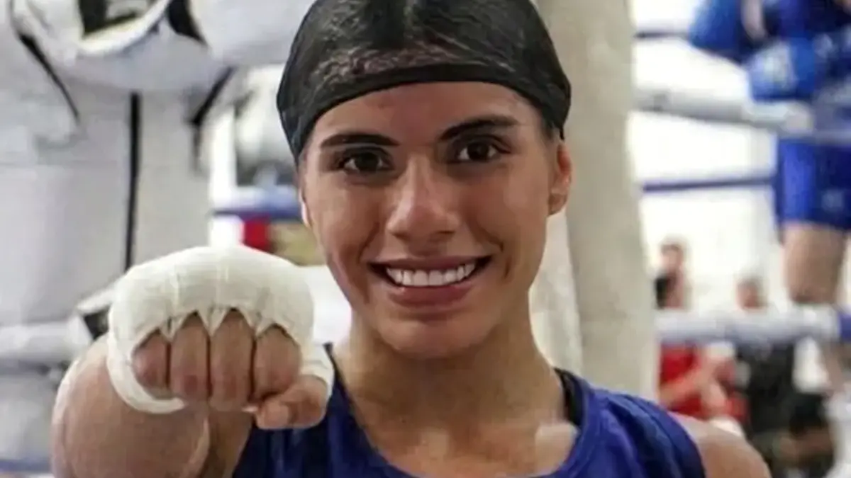Valeria Amparán con el pudo vendado y sonriente