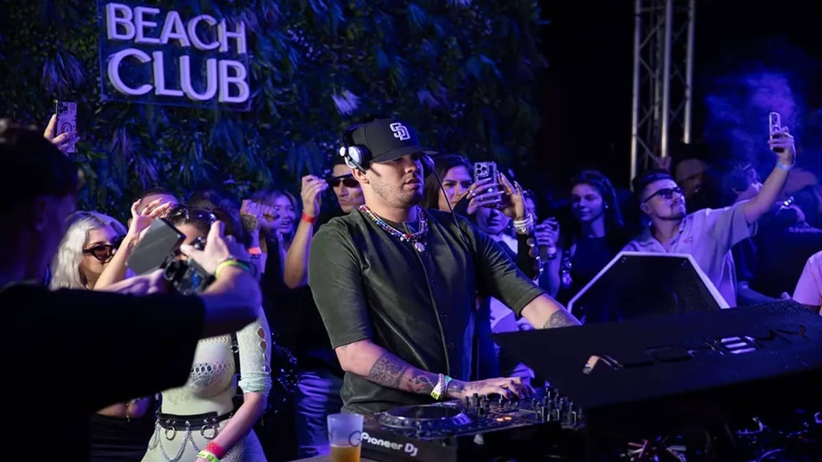 DJ venezolano Gustavo Domínguez frente a una consola en una noche de concierto