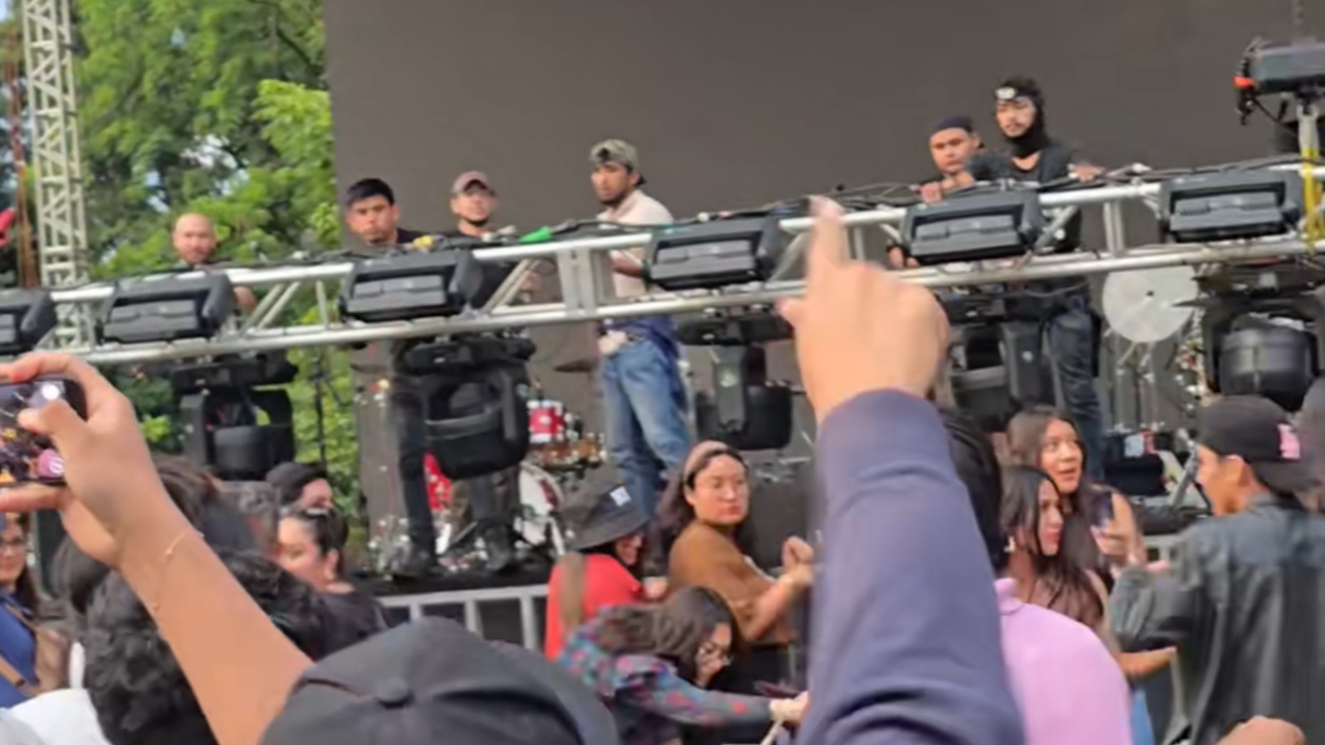 Botellazos y reclamos contra los VIP en concierto de Siddhartha en Oaxaca Botellazos y reclamos contra los VIP en concierto de Siddhartha en Oaxaca