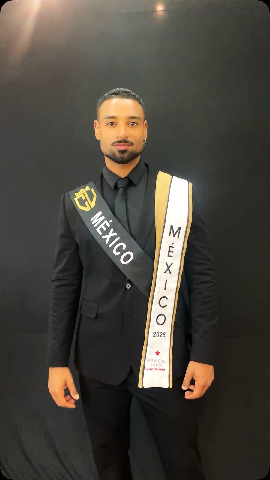 Ulises Baños: el modelo oaxaqueño que conquista el mundo coronándose Caballero Universal 2025 Ulises Baños: el modelo oaxaqueño que conquista el mundo coronándose Caballero Universal 2025