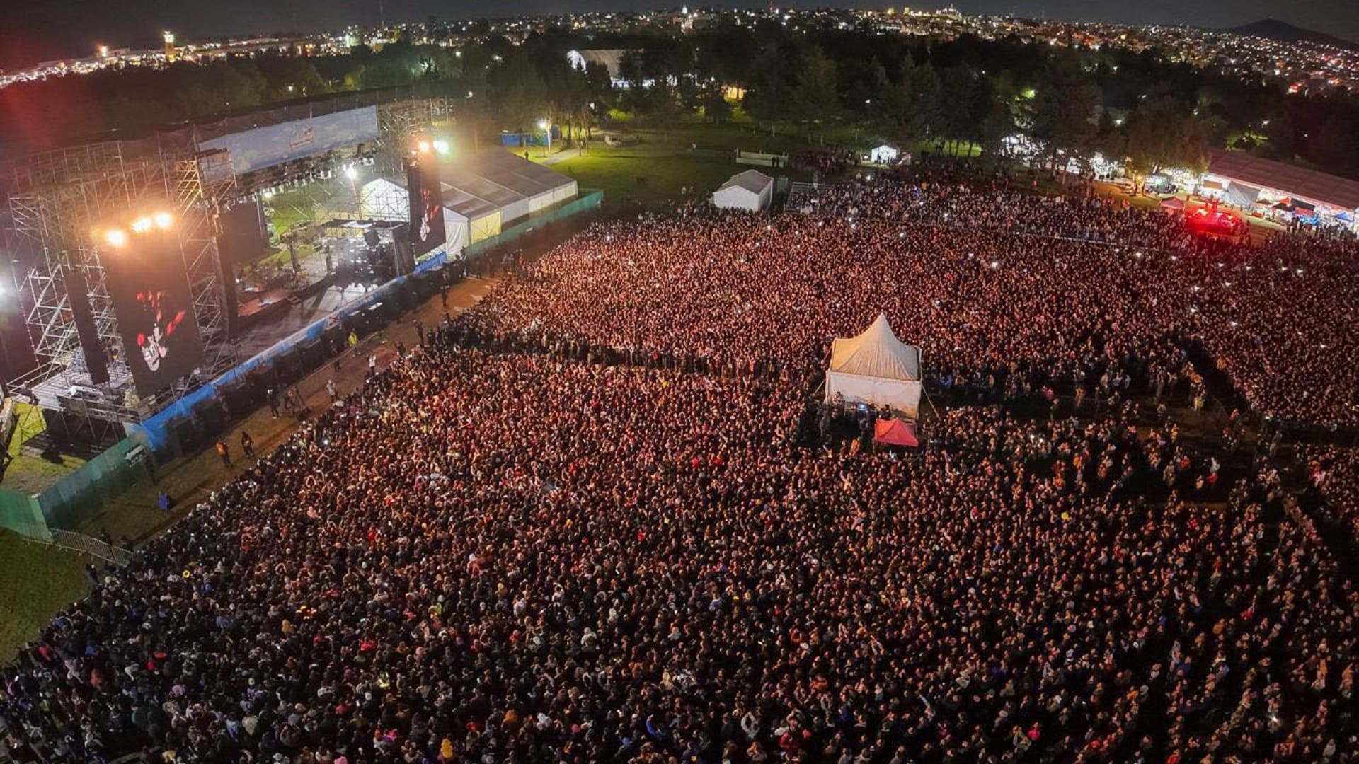 Lila Downs se presenta ante miles en Festival Atmósfera Mundialista