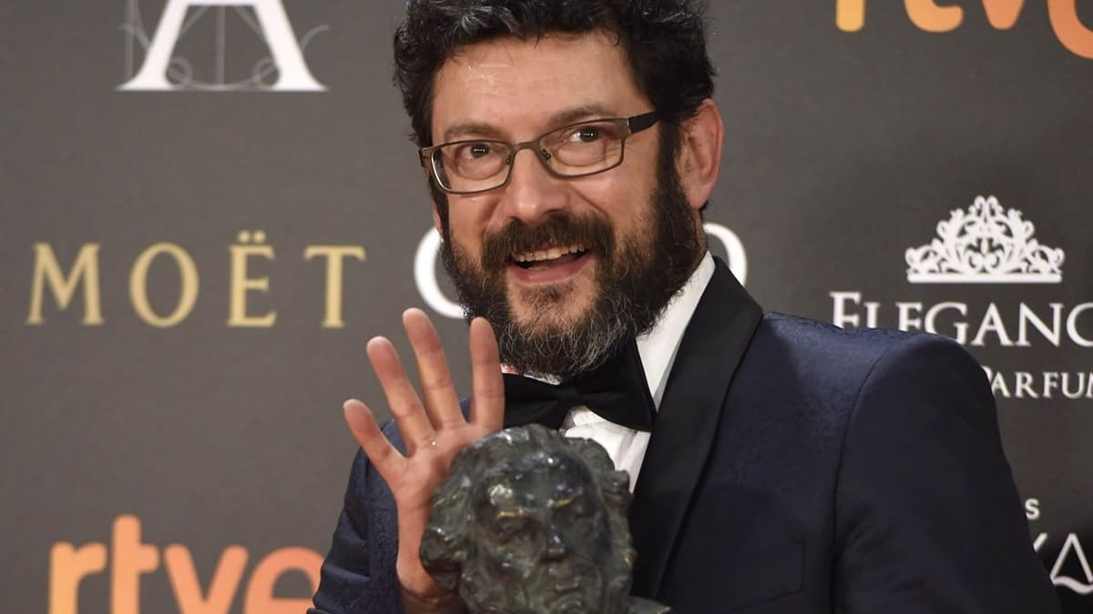 Manolo Solo, de gala y sonriente, en una premiación