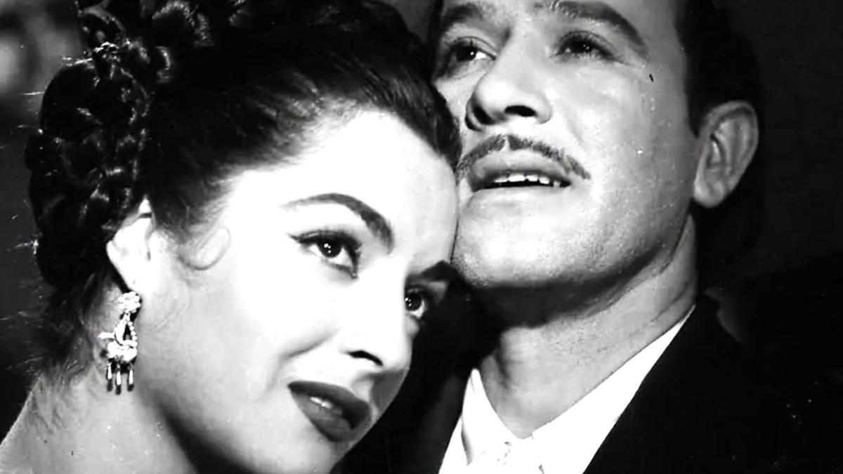 Elsa Aguirre abrazada a Pedro Infante en la película ‘Cuidado con el amor’ de 1954