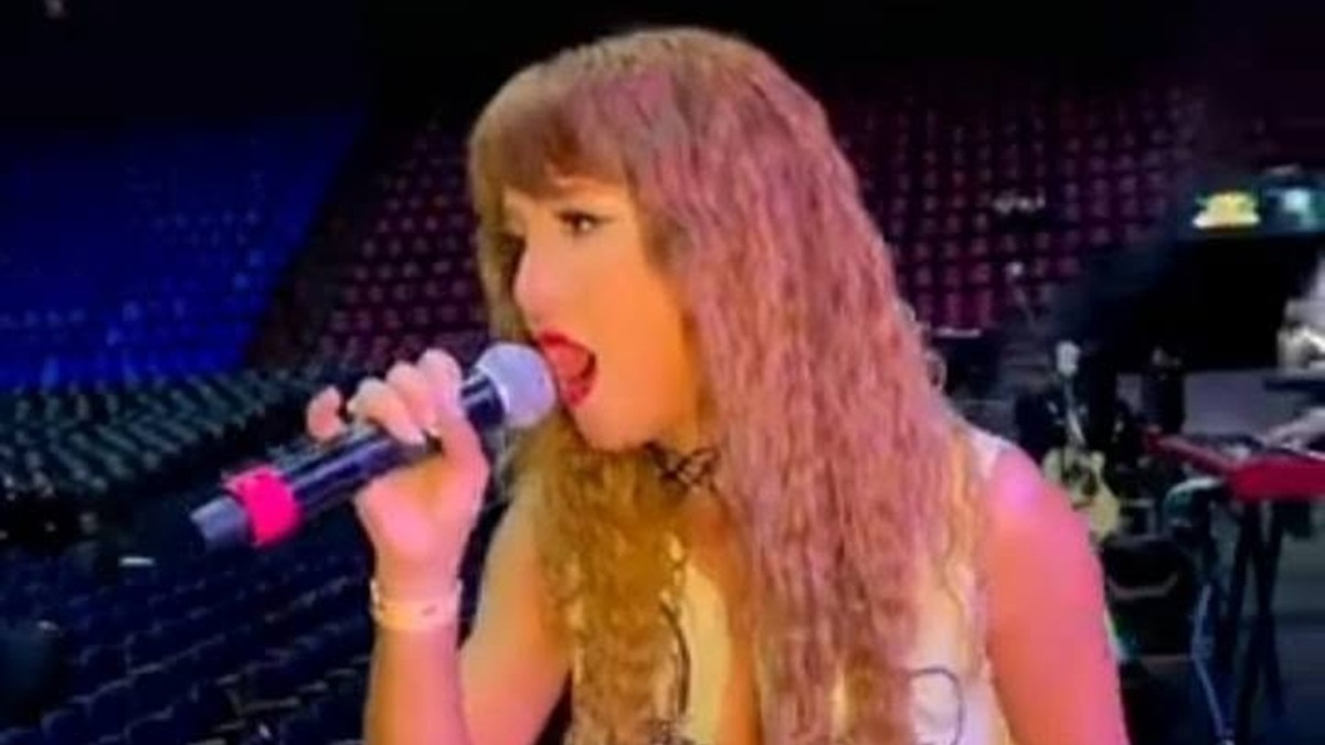 Flor Vigna cantando en un escenario con un micrófono en la mano