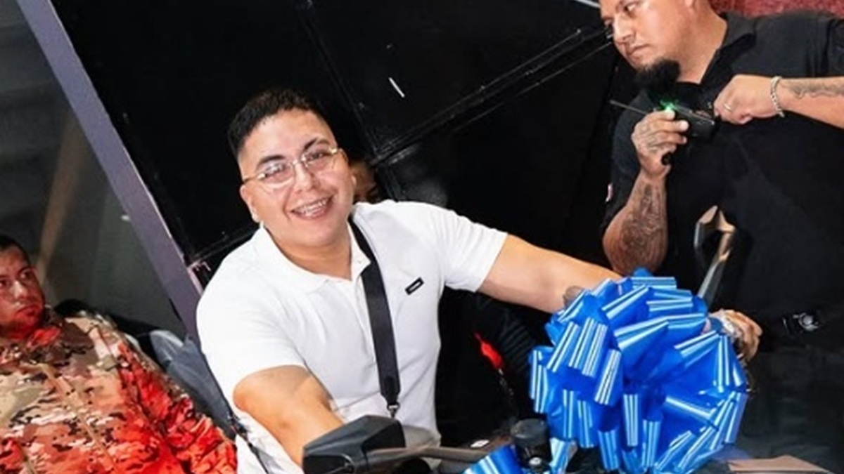 Ese Pérez, o Jesús Ángel Pérez, sobre una moto y acompañado por otras personas