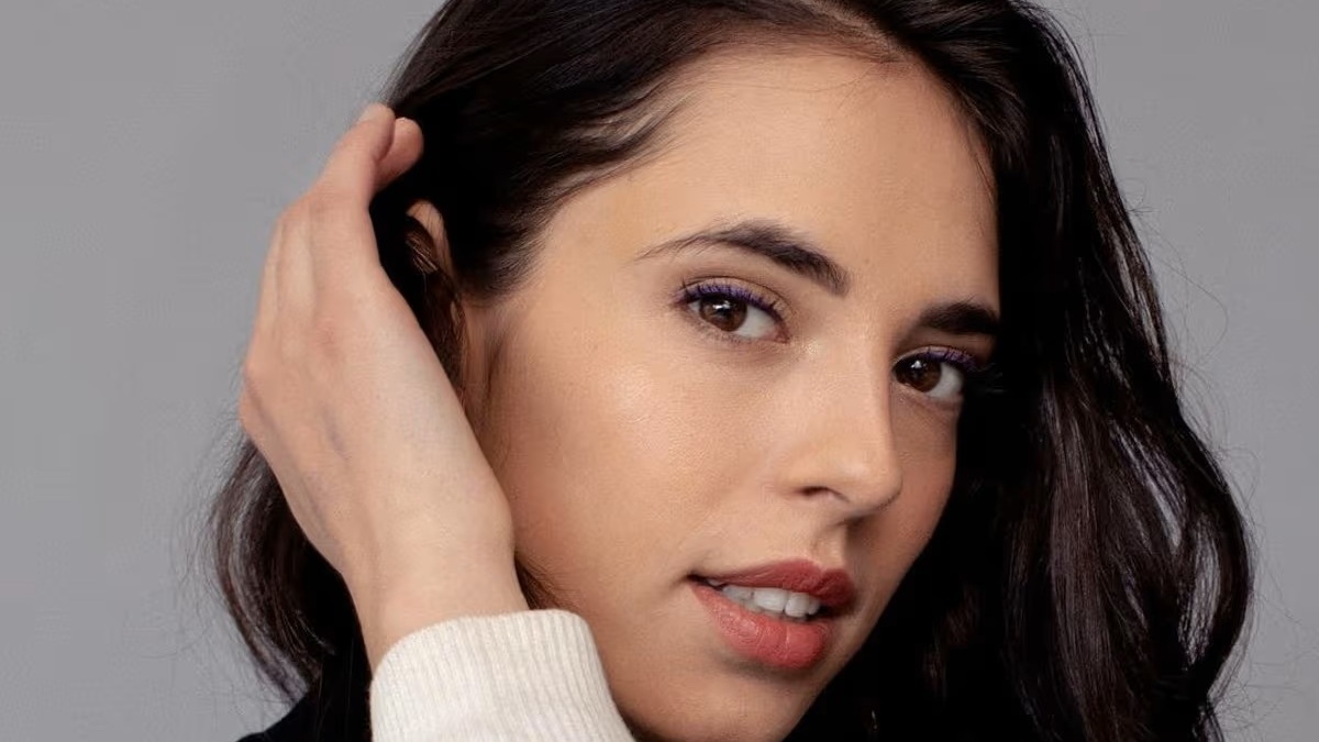 Arantza Ruiz, vestida de negro y blanco, mira a la cámara en una sesión de fotos