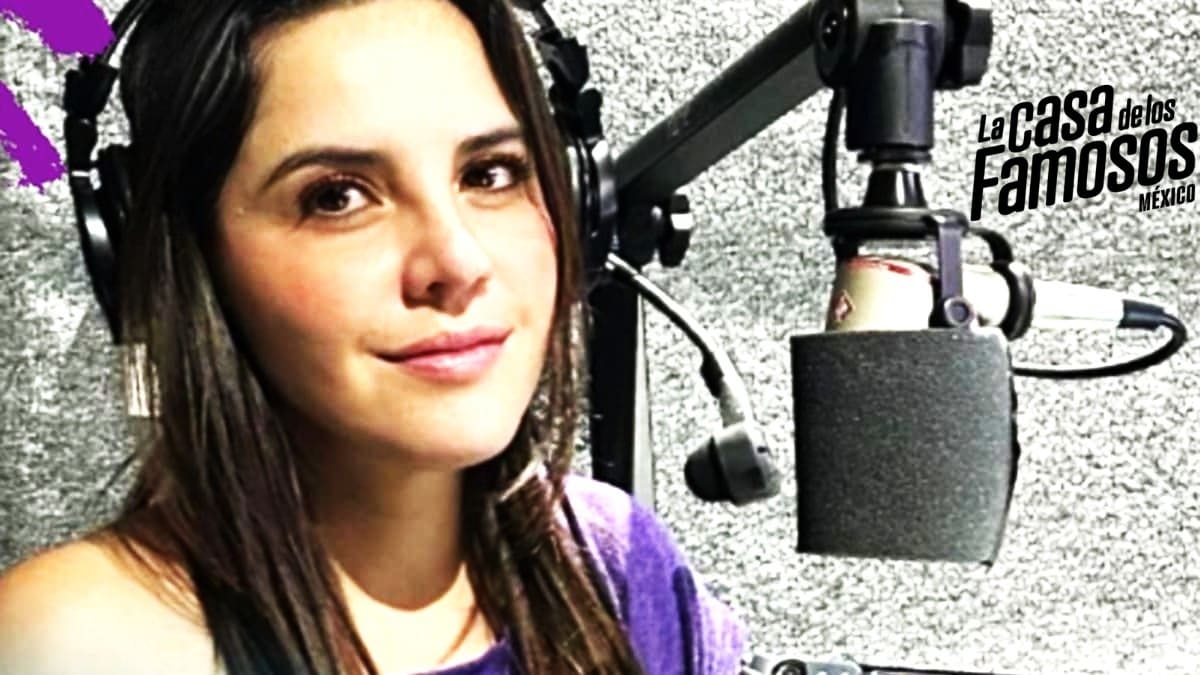 Jessica Ortiz mirando a la cámara junto un micrófono radiofónico