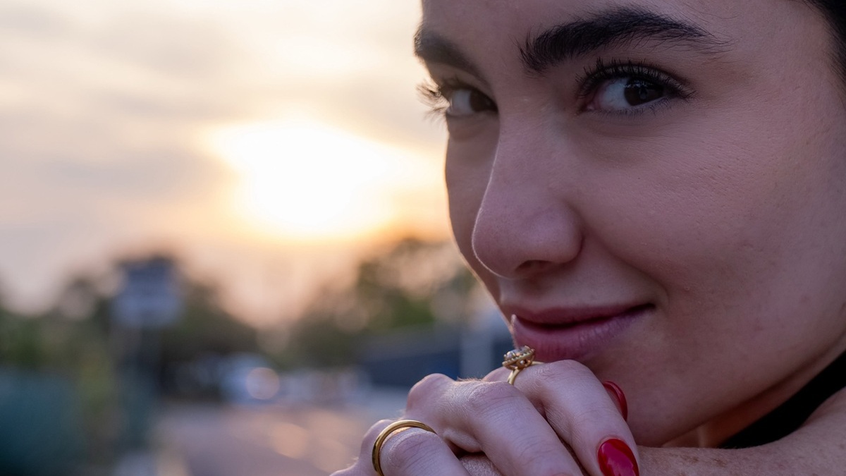 Natalia Torres de perfil, mirando a la cámara de forma sugerente