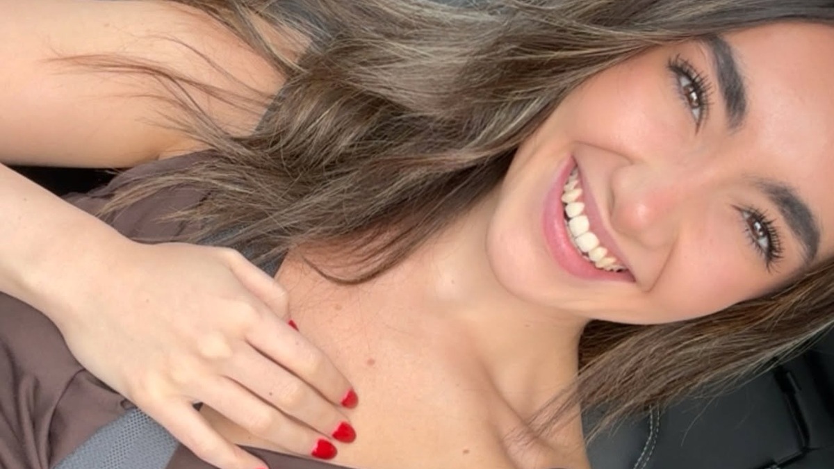 Natalia Torres sonríe a la cámara en una sesión fotográfica.