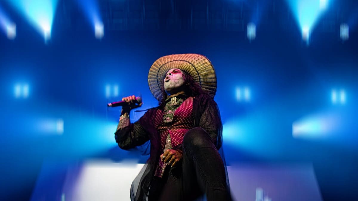 Óscar Tanat en una de las interpretaciones de La Bande-Son Imaginaire en el Pepsi Center de la CDMX