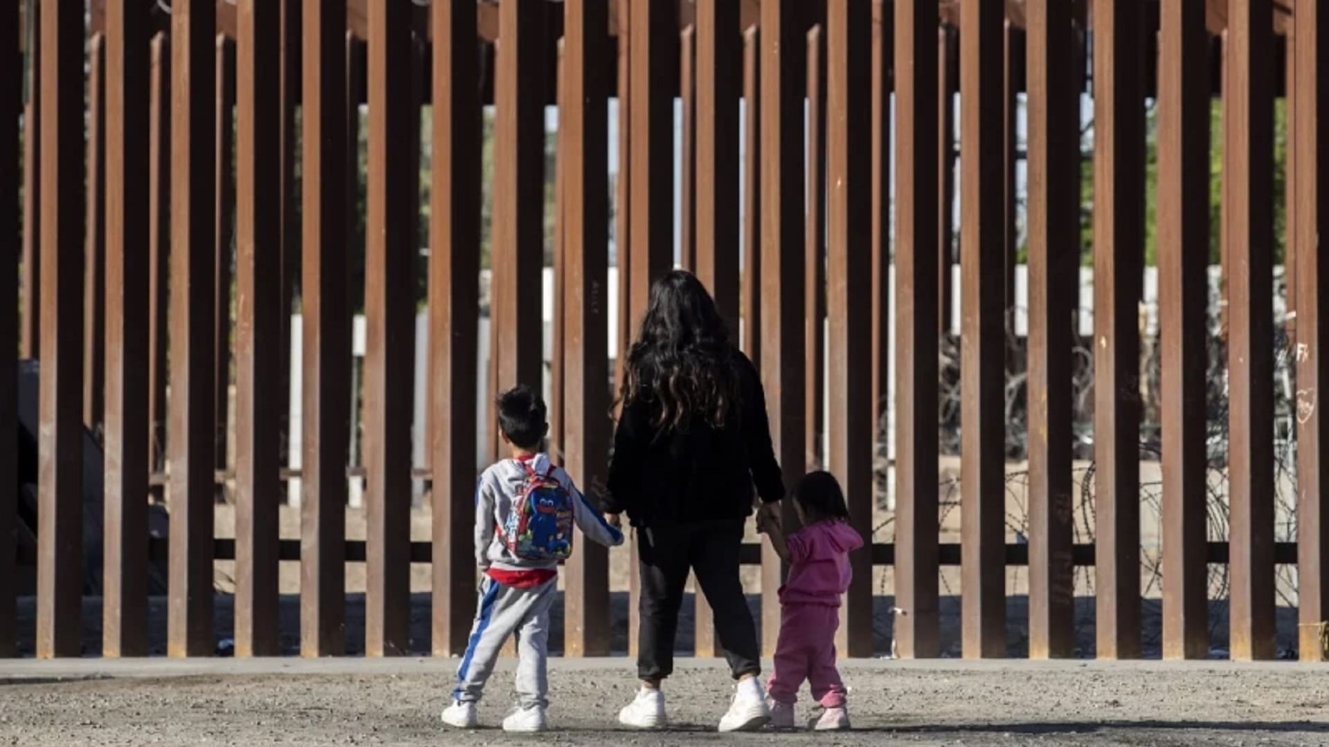 Trump ofrece 1000 dólares y boleto de avión para que migrantes se autodeporten Trump ofrece 1000 dólares y boleto de avión para que migrantes se autodeporten