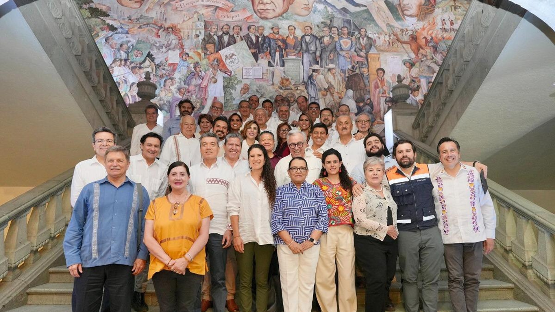 AMLO y gobernadores en la escaleras de Palacio de Gobierno de Oaxaca.