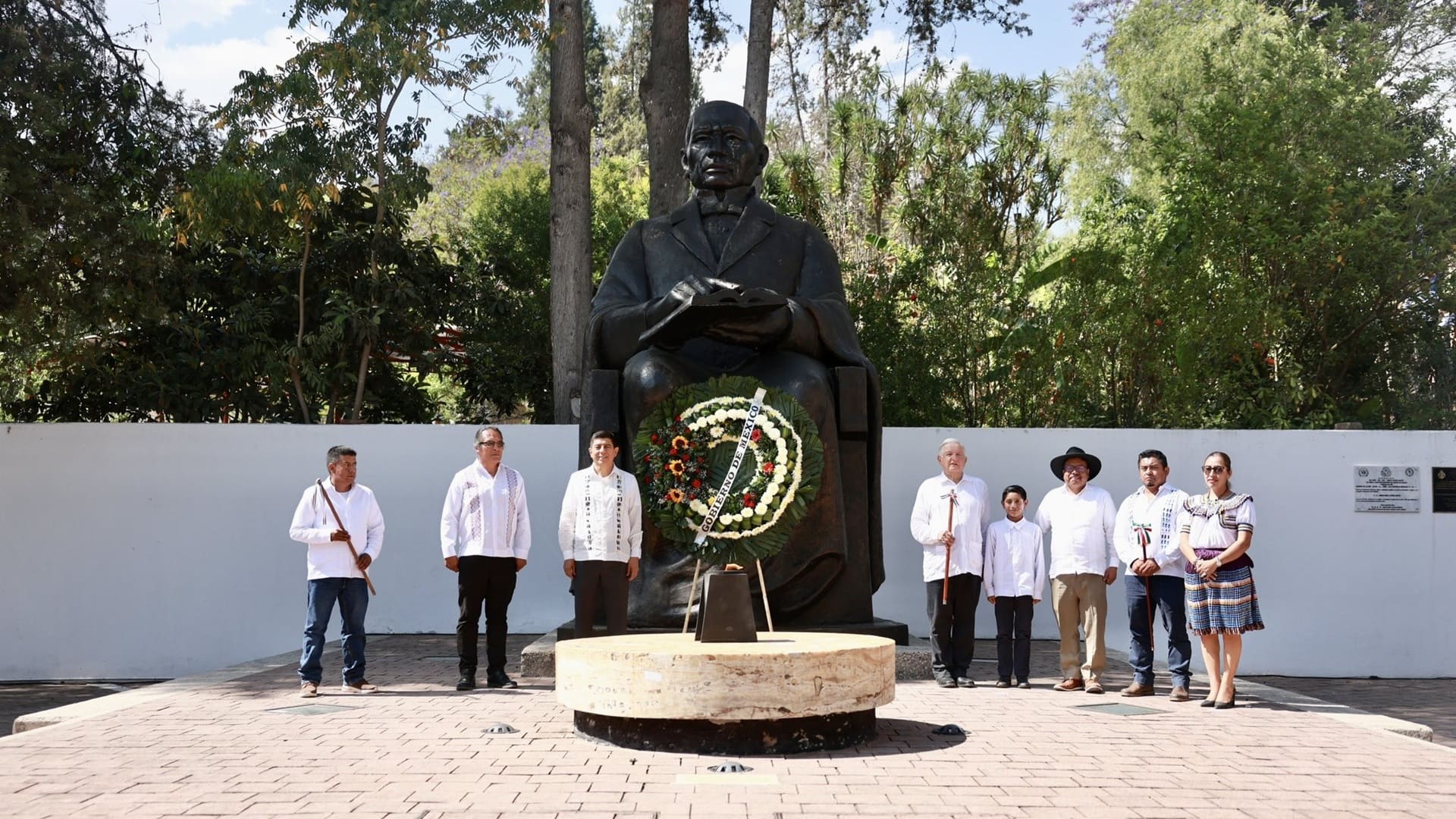 AMLO y otras autoridades junto a un monumento de Benito Juárez García.