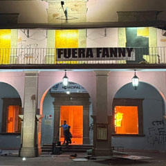 Incendian el Ayuntamiento de Apatzingán durante protestas por los asesinatos de Carlos Manzo y Bernardo Bravo