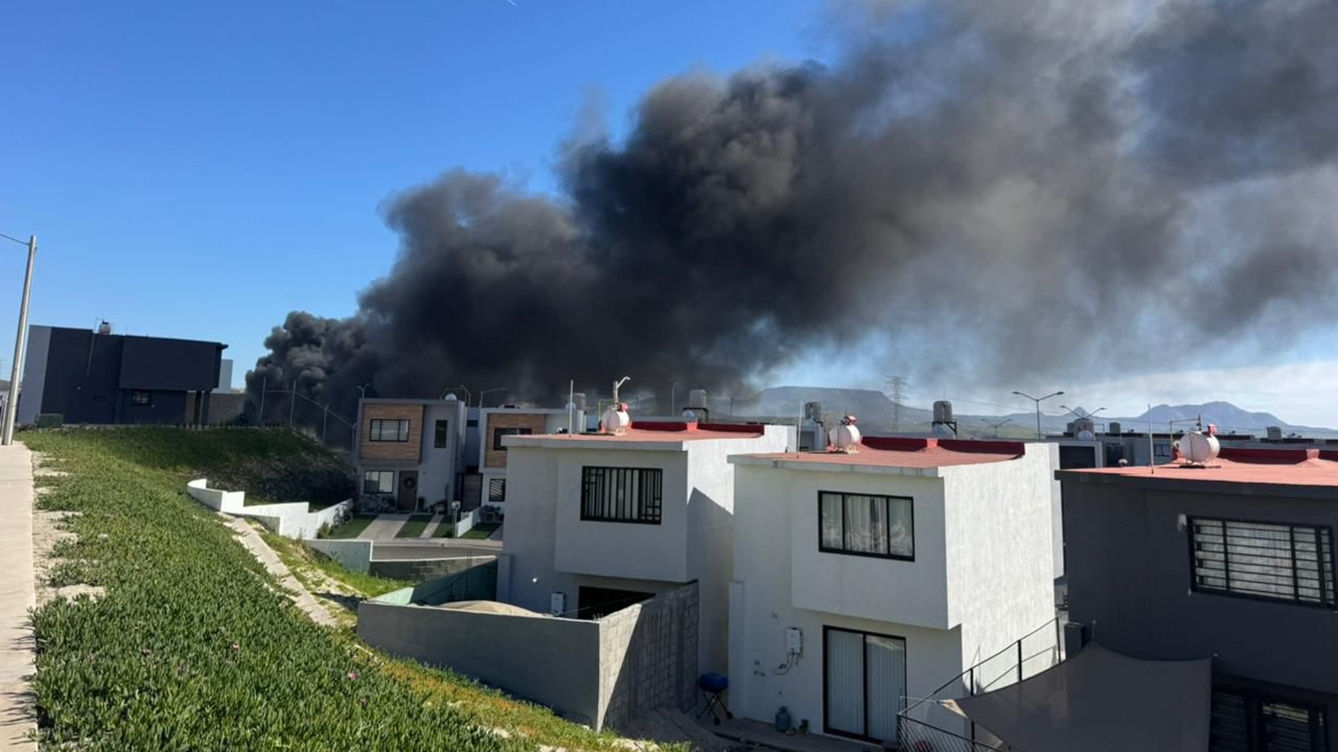 Pemex controla incendio en ducto de Rosarito, Baja California