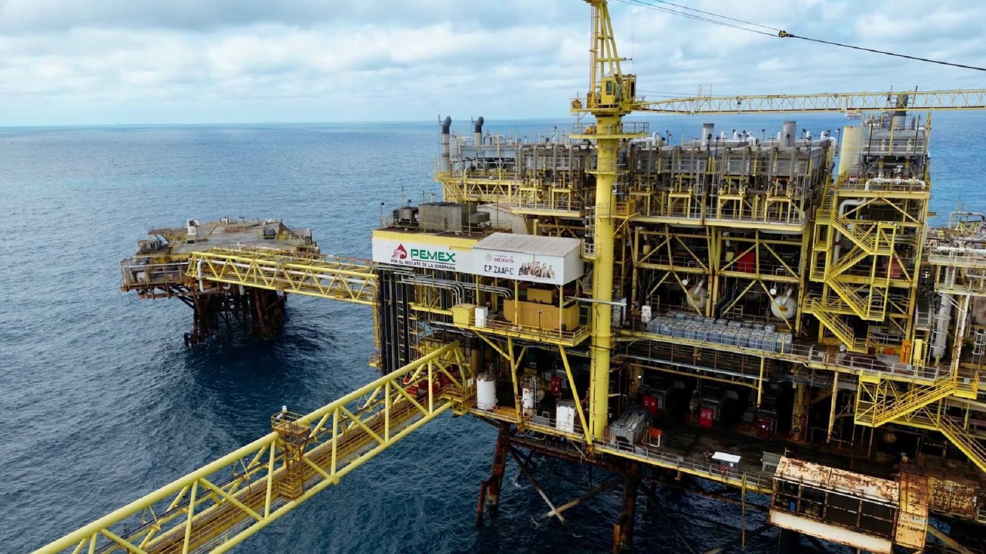 Pemex reduce 13% su deuda en 2025 y logra mejoría en calificaciones crediticias