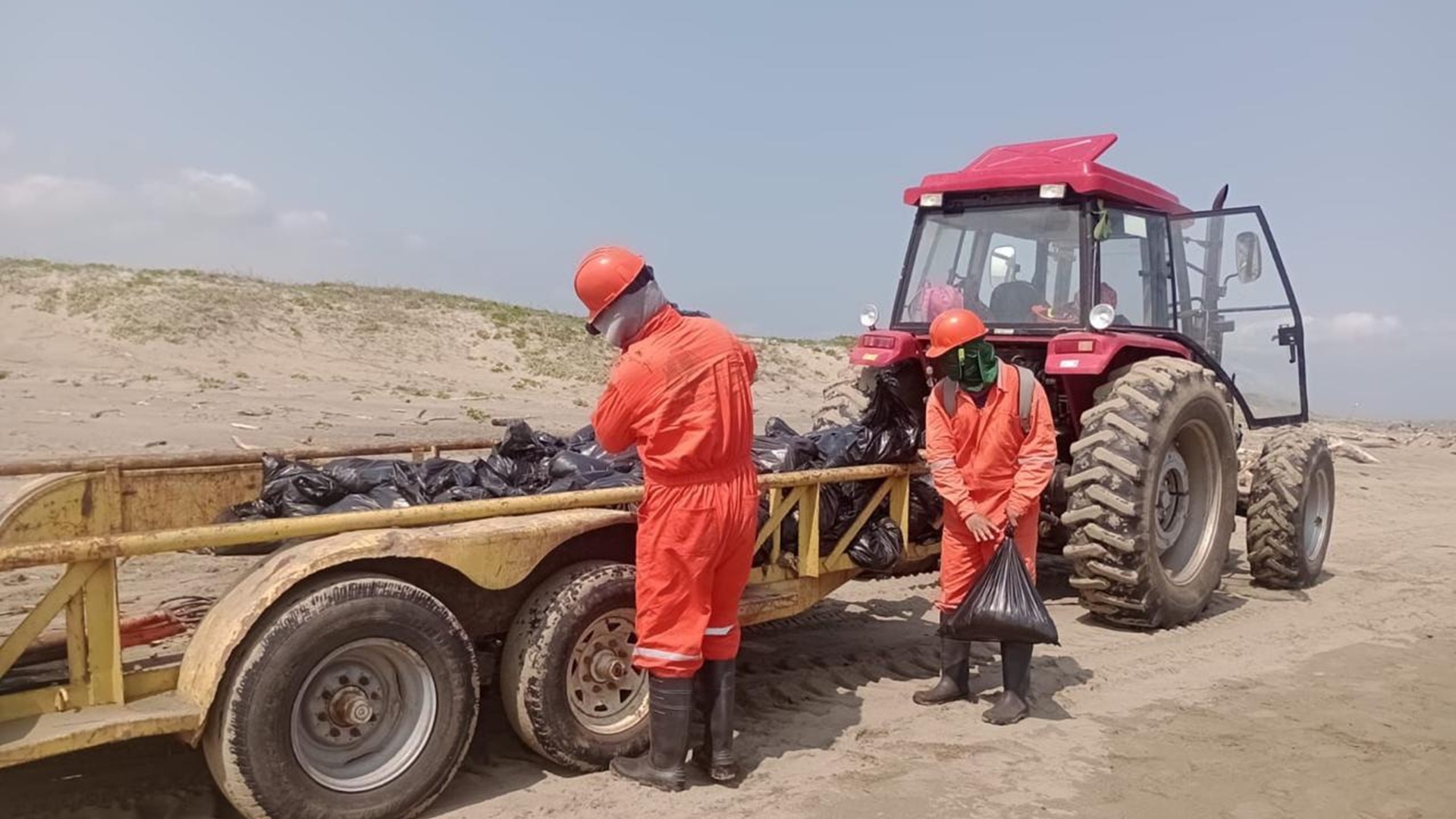 Recolectan 91 toneladas de residuos por hidrocarburos en playas de Veracruz y Tabasco