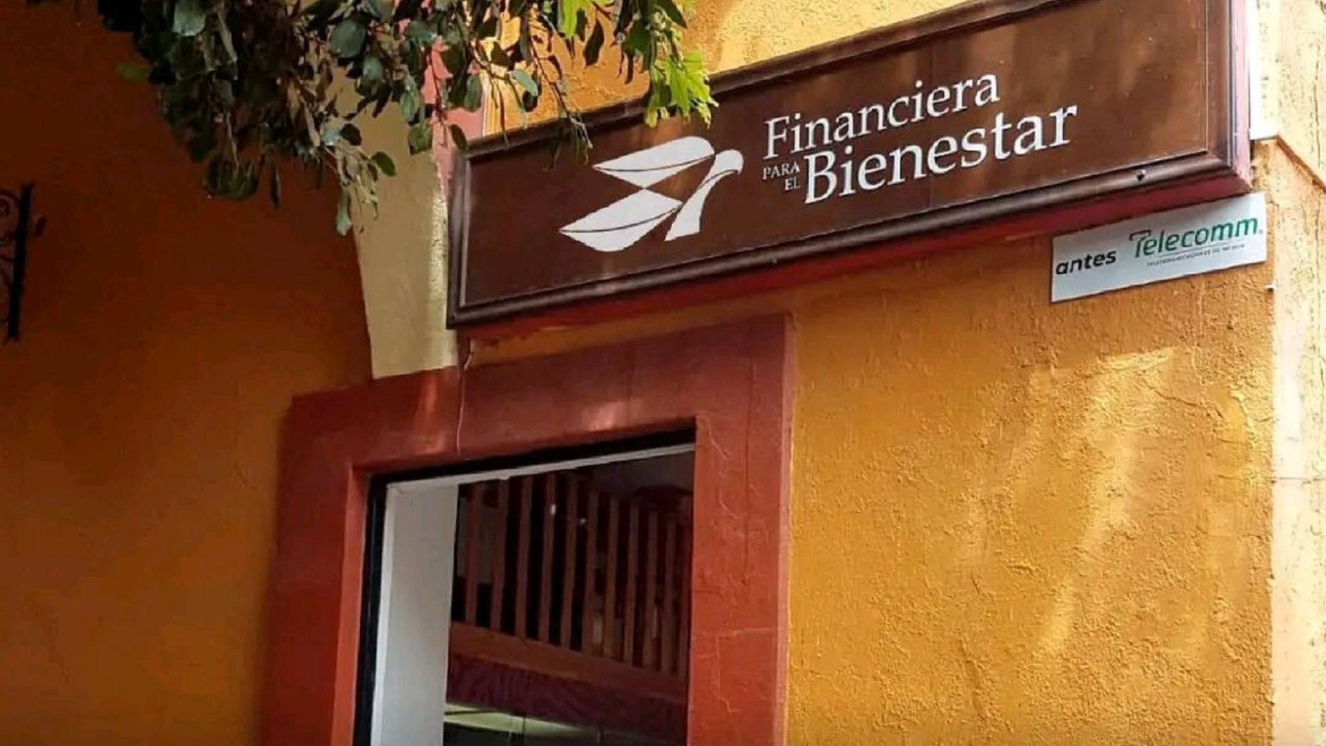 Fachada color amarilla con la leyenda "Financiera del Bienestar".