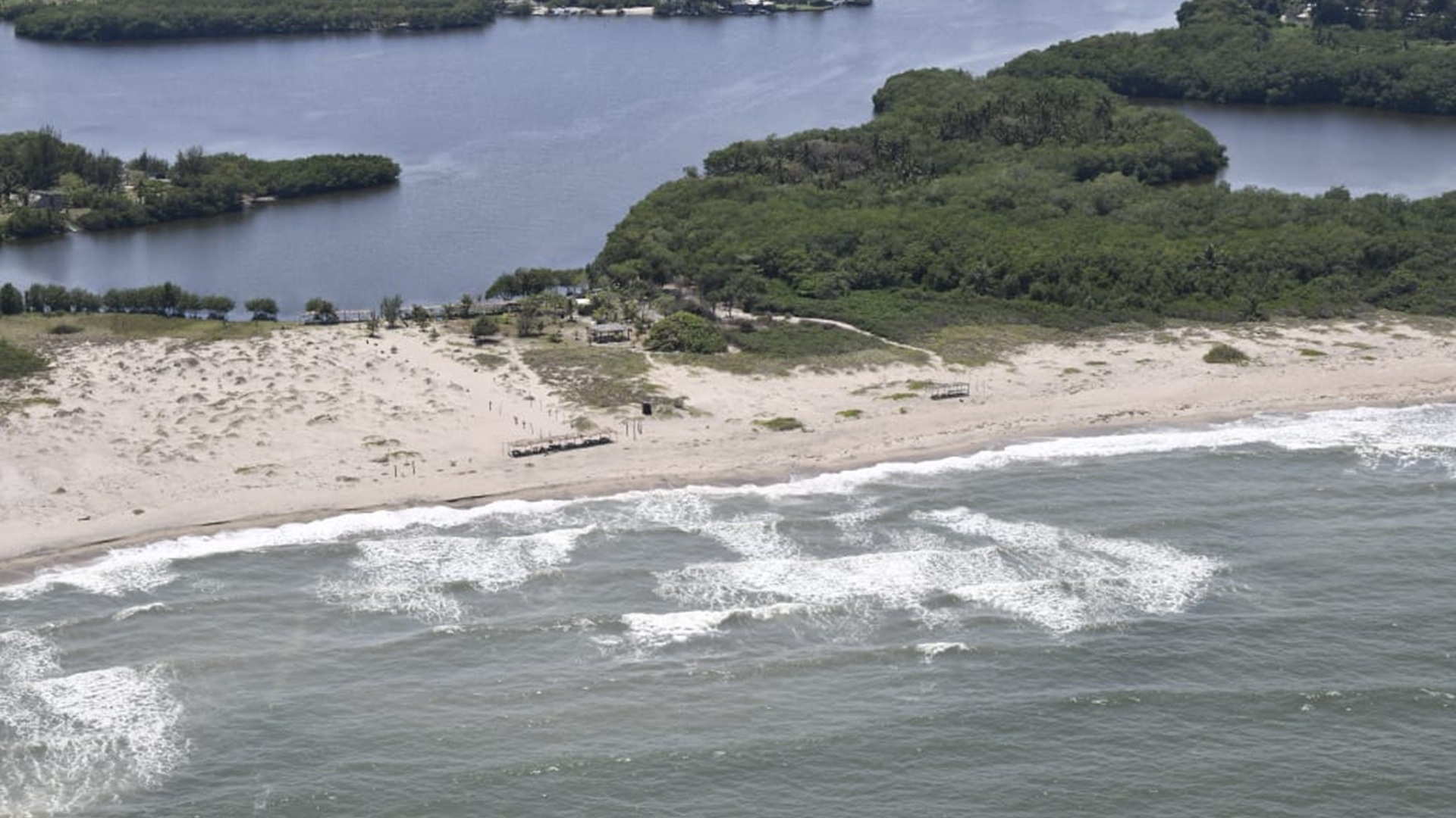 Pemex reporta control de contaminación por hidrocarburos en el Golfo de México; limpian más de 480 km de costas