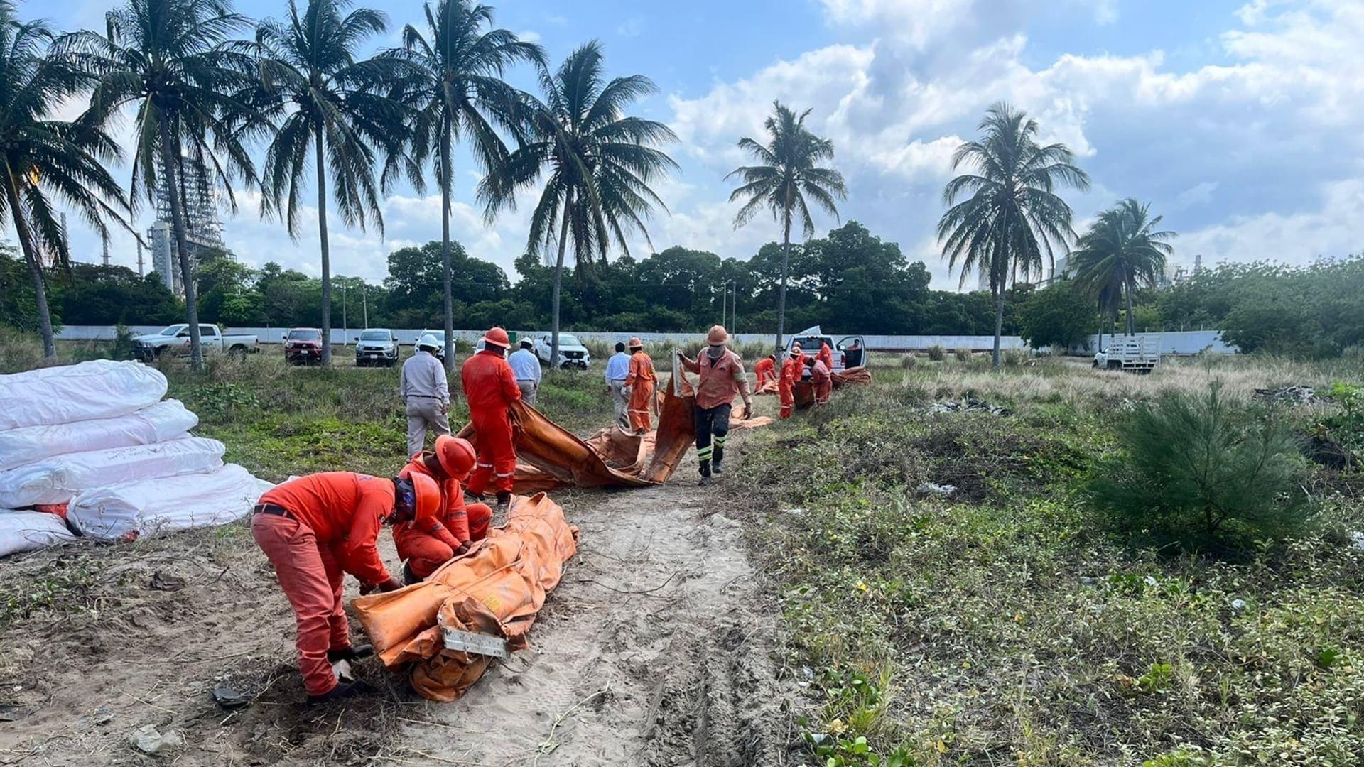 Pemex intensifica contención en Dos Bocas: más de 450 especialistas en acción